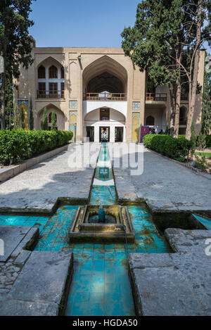 Brunnen und Mittelpavillon im ältesten erhaltenen persischen Garten im Iran genannt Fin Garten (Bagh-e Fin), befindet sich in Kashan Stadt Stockfoto