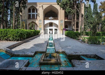 Brunnen und Mittelpavillon im ältesten erhaltenen persischen Garten im Iran genannt Fin Garten (Bagh-e Fin), befindet sich in Kashan Stadt Stockfoto