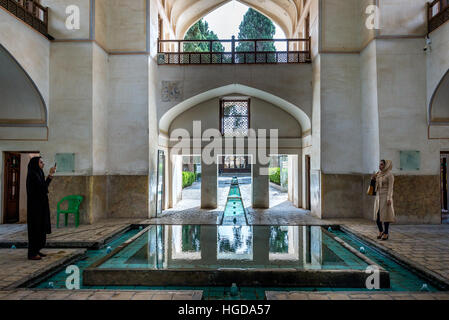 Iranische Touristen im wichtigsten Pavillon des ältesten erhaltenen persischen Garten im Iran genannt Fin Garten (Bagh-e Fin), befindet sich in Kashan Stockfoto