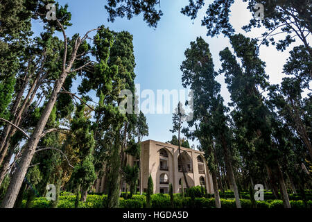 Zypressen und Mittelpavillon im ältesten erhaltenen persischen Garten im Iran genannt Fin Garten (Bagh-e Fin), befindet sich in Kashan Stockfoto