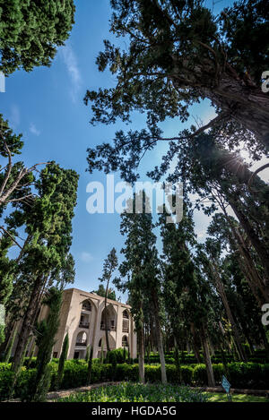 Zypressen und Mittelpavillon im ältesten erhaltenen persischen Garten im Iran genannt Fin Garten (Bagh-e Fin), befindet sich in Kashan Stockfoto