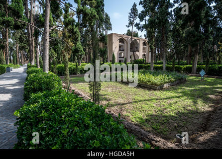 Zypressen und Mittelpavillon im ältesten erhaltenen persischen Garten im Iran genannt Fin Garten (Bagh-e Fin), befindet sich in Kashan Stockfoto