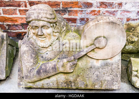 Wasserspeier und Figuren im Steinmetzhof des York Minster, Deangate, York. Stockfoto