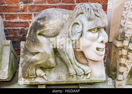Wasserspeier und Figuren im Steinmetzhof des York Minster, Deangate, York. Stockfoto