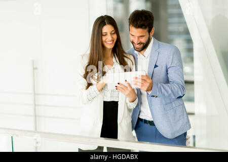 Schöne junge Paar mit Tablet im modernen Büro Stockfoto