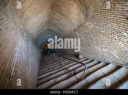 Treppe zum alten unterirdischen Stadt Ouyi - Nooshabad auch genannt Nushabad im Aran va Bidgol County, Iran Stockfoto