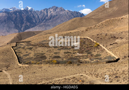zerstörte Haus umgeben von einer Steinmauer in der Himalaya, Nepal, Ansicht von oben Stockfoto