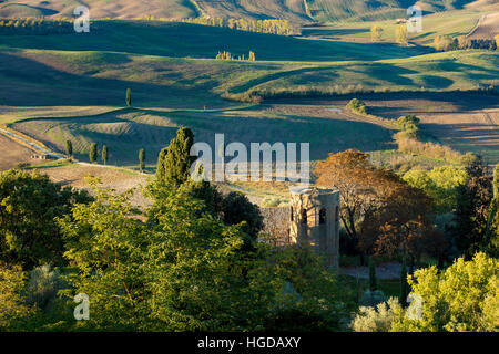 Am frühen Morgen Blick über Pieve di Corsignano und die toskanische Landschaft unter Pienza, Toskana, Italien Stockfoto