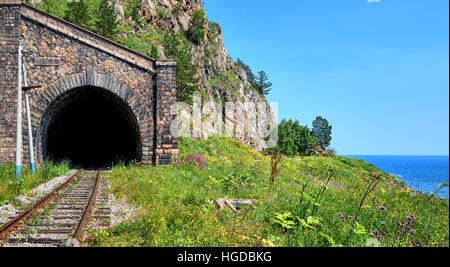 Circum-Baikal-Bahn. Gewölbe Galerie Tunnel Nummer 18-Bis "Kirkerey-3" auf der westlichen Seite. Irkutsker Gebiet. Russland Stockfoto