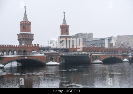 Oberbaumbrücke (Oberbaumbrücke) in Berlin, Deutschland im winter Stockfoto