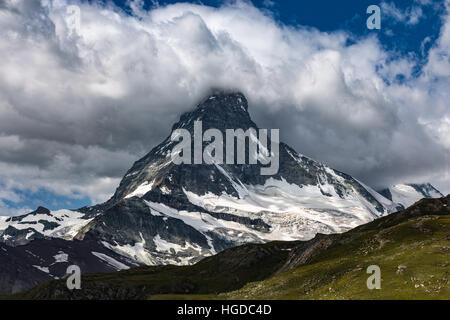 An der nordöstlichen Seite des Matterhorn (Cervino) Berge, Gletscher. Wolken und Sonne. Schweizer Alpen. Zermatt. Die Schweiz. Stockfoto