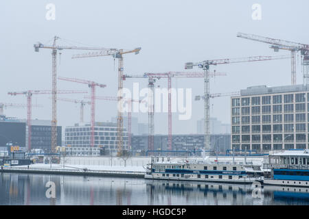 Baukräne am Fluss Spree in Berlin, in der Nähe der Mercedes Benz Arena. Stockfoto