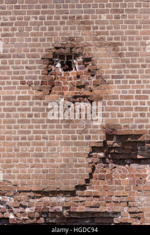 Kugel in Wand Ziegel Festung aus zivilen Weg-Ära Stockfoto