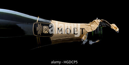 Geöffnete Flasche Moet und Chandon Brut Imperial Champagner auf schwarzem Hintergrund Stockfoto