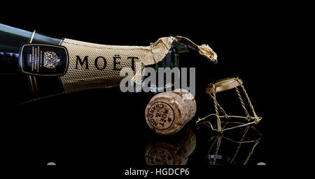 Geöffnete Flasche Moet und Chandon Brut Imperial Champagner auf schwarzem Hintergrund Stockfoto