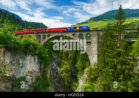 Trainieren Sie auf Brücke in Solis, Graubünden, Schweiz Stockfoto