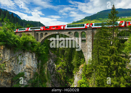 Trainieren Sie auf Brücke in Solis, Graubünden, Schweiz Stockfoto