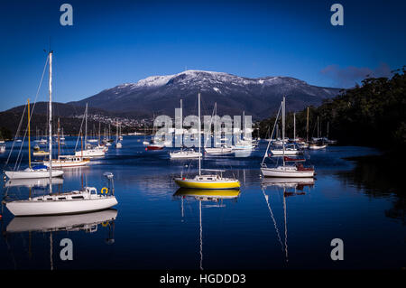 Boote und Reflexionen in Lindisfarne, Hobart, Tasmanien, Australien Stockfoto