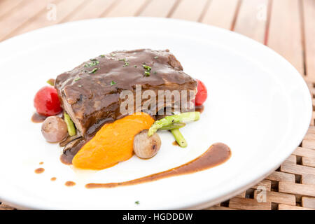 Langsam kochen Sie gebratene Rippe mit gegrilltem Gemüse Stockfoto