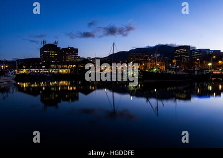 Wasser in der Morgendämmerung in Hobart, Tasmanien, Australien Stockfoto