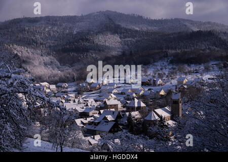 Winter in einem kleinen Dorf im Schwarzwald, Deutschland Stockfoto