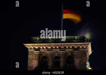 Deutsche Flagge in der Nacht am Reichstagsgebäude in Berlin, Deutschland Stockfoto