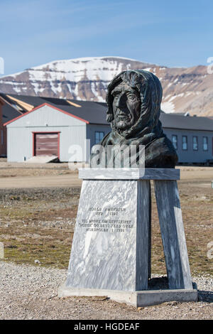 Spitzbergen, Svalbard, Kongsfjords, Ny Alesund, Statue von Roald Amundsen, Stockfoto