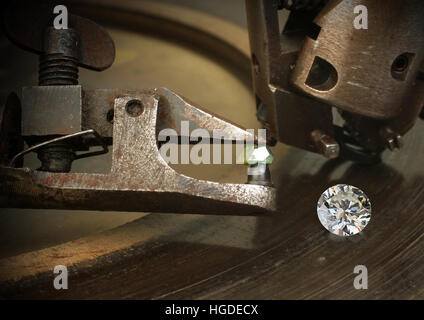 Facettierung Diamant, großes Juwel mit Schmuck Schneidausrüstung. Stockfoto