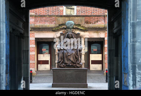 Statue der Königin Victoria der historischen Royal Victoria Hospital in West Belfast Stockfoto