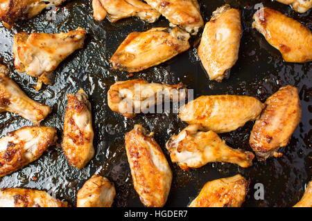 BBQ-Hähnchenflügel auf einer schwarzen Platte Backen Stockfoto