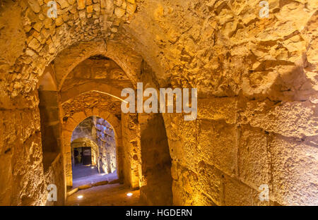 Qalat Ar-fanatischen alten arabischen Festung Burg Stein Korridor Ajlun Jordan.  Alte Burg arabische 1184-1185 um Crusader Bedrohung zu begegnen. Stockfoto