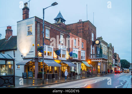 High Street und Moot Hall, 15.. Jahrhundert Maldon, Essex, England in der Abenddämmerung Stockfoto