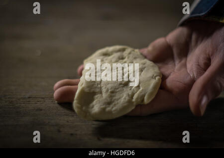 Lagerfeuer-Brotteig auf der Seite Stockfoto