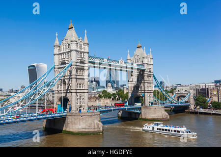 England, London, Tower Bridge und die Skyline der Stadt Stockfoto