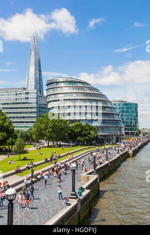 England, London, Southwark, Potters Feld und Rathaus Stockfoto