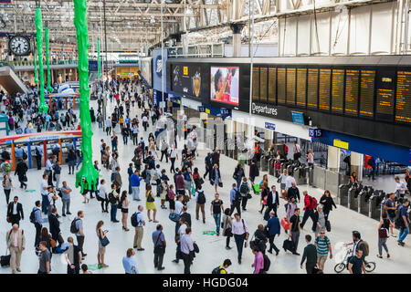 England, London, Waterloo Station, Pendler Stockfoto