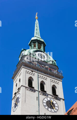 Deutschland, Bayern, München, Marienplatz, St. Peters Kirche, Glockenturm Stockfoto