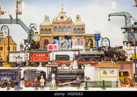 Deutschland, Bayern, München, Marienplatz, altes Rathaus, Spielzeug und Teddy Museum (Spielzeugmuseum), ausstellen der Nostalgiezug-Sets Stockfoto