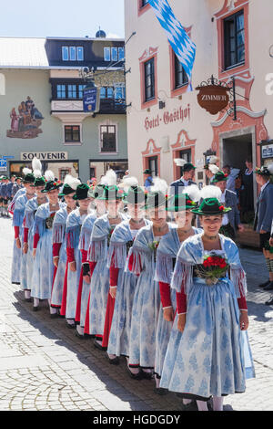 Deutschland, Bayern, Garmisch-Partenkirchen, Bavarian Festival, Mädchen in Tracht Stockfoto