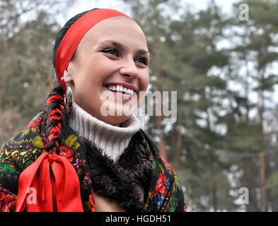 Outdoor Portrait von junge Ukrainerin in ukrainischer Tracht in Wintertag Stockfoto