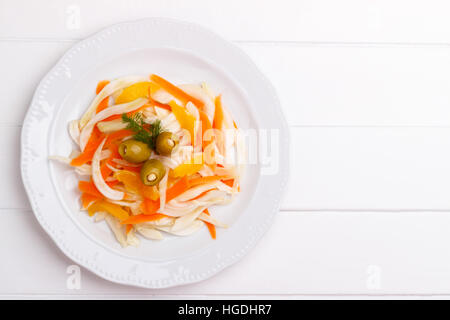 Fenchel-Salat mit Orangen, Karotten und Oliven gefüllt mit Mandeln. Closeup Stockfoto