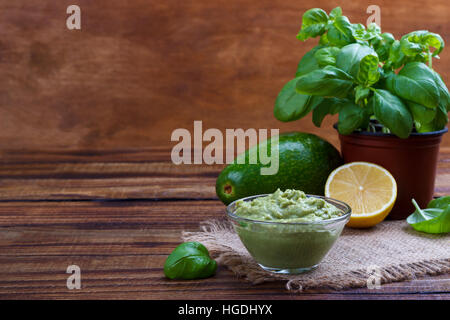 Avocado Guacamole Sauce mit Zutaten, traditionelle mexikanische Dip und Zutaten Stockfoto