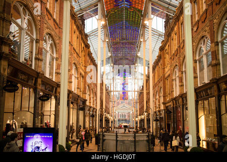 Shopper in Victoria Quarter, eine gehobene Einkaufsviertel in Leeds, England Stockfoto