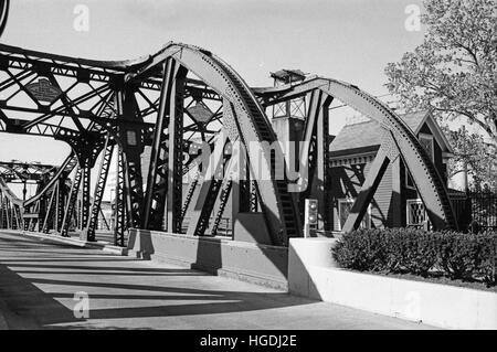 Im Jahre 1902 eröffnet, ist die Cortland St. Brücke in Chicago den Originalstil fixiert Schwenkzapfen Klappbrücke Chicago. Stockfoto