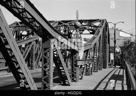 Im Jahre 1902 eröffnet, ist die Cortland St. Brücke in Chicago den Originalstil fixiert Schwenkzapfen Klappbrücke Chicago. Stockfoto