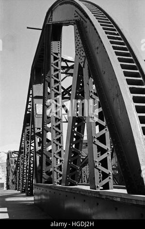 Im Jahre 1902 eröffnet, ist die Cortland St. Brücke in Chicago den Originalstil fixiert Schwenkzapfen Klappbrücke Chicago. Stockfoto