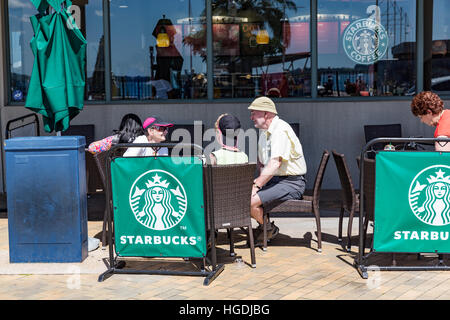 Kunden genießen Kaffee bei Starbucks, Tauranga, Neuseeland Stockfoto