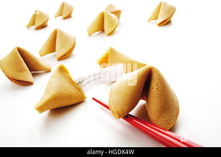 Glückskekse mit Stäbchen Stockfoto