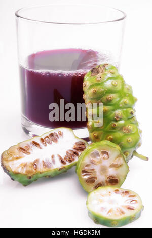 Noni-Saft und frisch Noni-Frucht Stockfoto