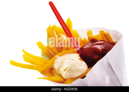 Chips in eine Papiertüte mit Ketchup und mayonnaise Stockfoto